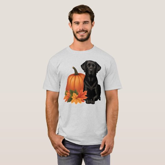 Schwarzes Labrador mit Herbstblättern und Pumpkin T-Shirt (Vorne ganz)