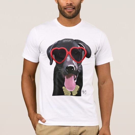 Schwarzes Labrador mit Herzsonnenbrille T-Shirt (Vorderseite)