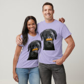 Schwarzes Labrador mit Knochen an der Nase 2 T-Shirt (Unisex)