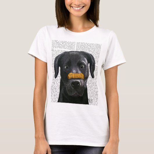 Schwarzes Labrador mit Knochen auf der Nase T-Shirt (Vorderseite)
