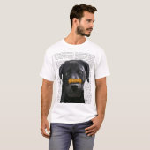 Schwarzes Labrador mit Knochen auf der Nase T-Shirt (Vorne ganz)