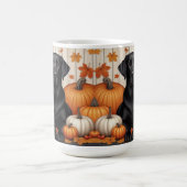 Schwarzes Labrador mit Pumpkins und Herbstblättern Kaffeetasse (Mittel)