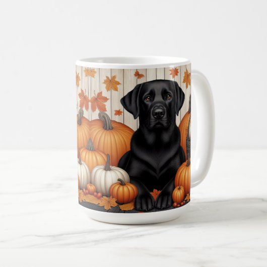 Schwarzes Labrador mit Pumpkins und Herbstblättern Kaffeetasse (VorderseiteRechts)