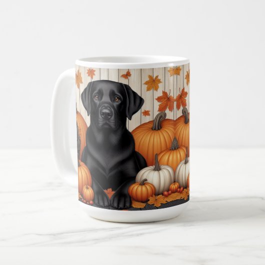 Schwarzes Labrador mit Pumpkins und Herbstblättern Kaffeetasse (Vorderseite Links)