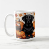 Schwarzes Labrador mit Pumpkins und Herbstblättern Kaffeetasse (Links)