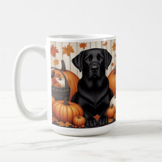 Schwarzes Labrador mit Pumpkins und Herbstblättern Kaffeetasse (Links)