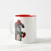 Schwarzes Labrador mit Rose 2 Zweifarbige Tasse (Vorderseite Links)