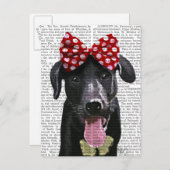 Schwarzes Labrador mit rotem Bogen auf Kopf Postkarte (Vorne/Hinten)