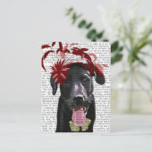 Schwarzes Labrador mit rotem Faszinator Postkarte (Stehend Vorderseite)