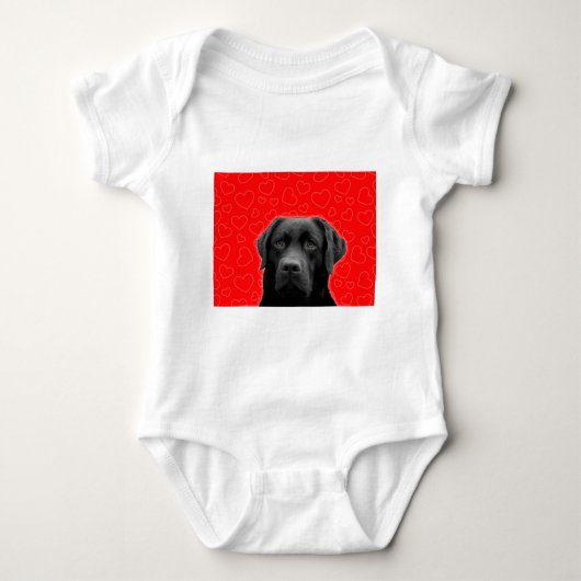 Schwarzes Labrador mit rotem Herzen Baby Strampler (Vorderseite)