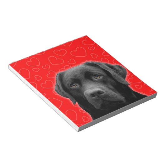 Schwarzes Labrador mit rotem Herzen Notizblock (angewinkelt)