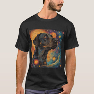 Schwarzes Labrador-Porträt in einem kosmischen Rau T-Shirt