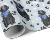 Schwarzes Labrador Retriever Dog Paw Print Pattern Geschenkpapier (Rolleneckpunkt)