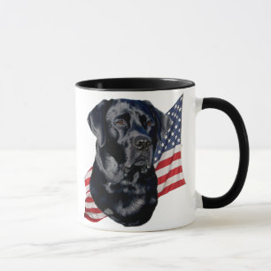 Schwarzes Labrador retriever und Flagge Tasse