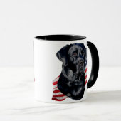 Schwarzes Labrador retriever und Flagge Tasse (VorderseiteRechts)