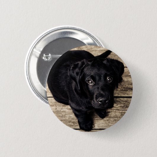 Schwarzes Labrador Retriever Welpe auf Holz Button (Vorne & Hinten)