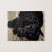 Schwarzes Labrador Retriever Welpe auf Holz Puzzle (Horizontal)