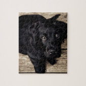Schwarzes Labrador Retriever Welpe auf Holz Puzzle (Vertikal)