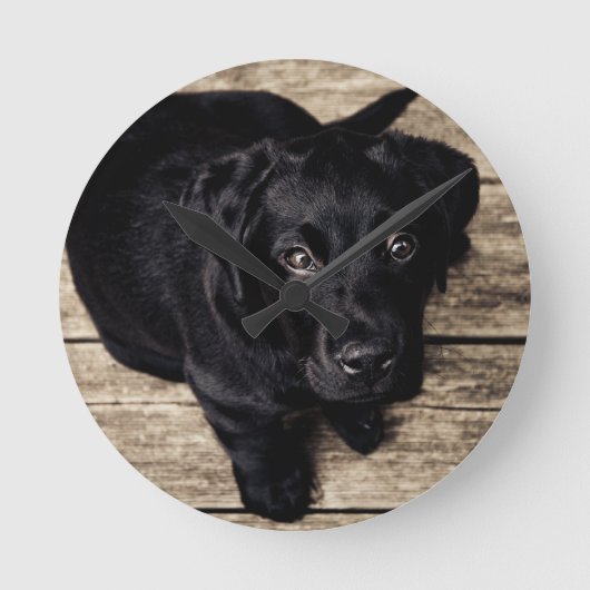 Schwarzes Labrador Retriever Welpe auf Holz Runde Wanduhr (Vorderseite)