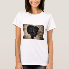 Schwarzes Labrador Retriever Welpe auf Holz T-Shirt