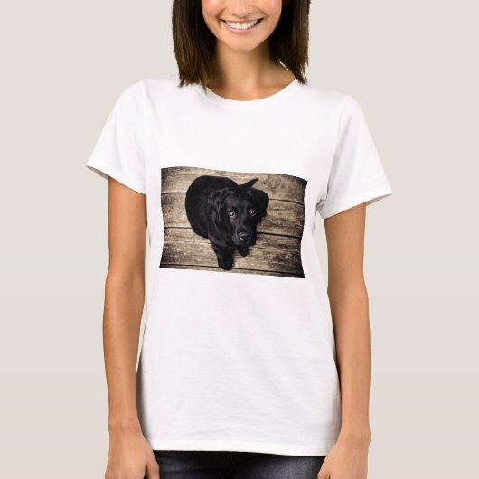 Schwarzes Labrador Retriever Welpe auf Holz T-Shirt (Vorderseite)