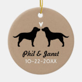Schwarzes Labrador Retrievers Paar mit Herz-Custom Keramik Ornament (Vorne)