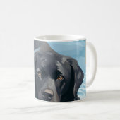 Schwarzes Labrador-Schwimmmuster Kaffeetasse (VorderseiteRechts)