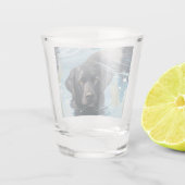 Schwarzes Labrador-Schwimmmuster Schnapsglas (Rückseite)