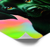 Schwarzes Labrador vor einem farbenfrohen Poster (Ecke)