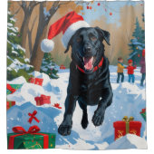 Schwarzes Labrador Weihnachtsfest Schneeszene Duschvorhang (Vorderseite)