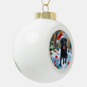 Schwarzes Labrador Weihnachtsfest Schneeszene Keramik Kugel-Ornament (Links)