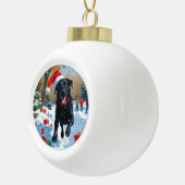 Schwarzes Labrador Weihnachtsfest Schneeszene Keramik Kugel-Ornament (Rechts)