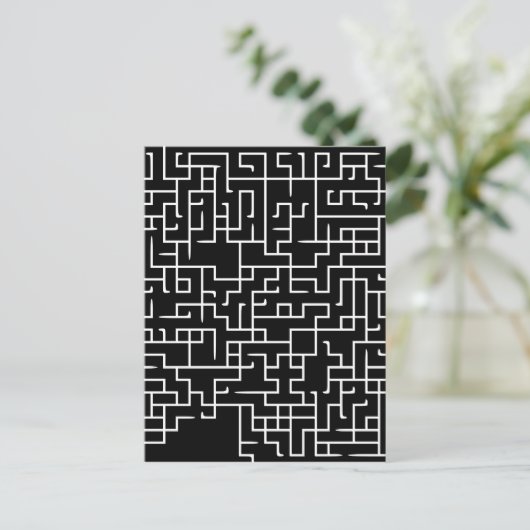 Schwarzes Labyrinth-Design Postkarte (Stehend Vorderseite)
