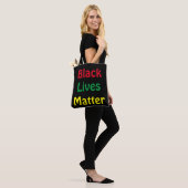 Schwarzes Leben ist wichtig gegen Rassismus Tasche (Am Model)
