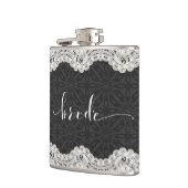 Schwarzes Leder, weiße Spitzen und Bridetypografie Flachmann (Links)