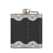 Schwarzes Leder, weiße Spitzen und Bridetypografie Flachmann (Rückseite)