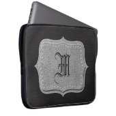 Schwarzes ledernes personalisiertes Monogramm Laptopschutzhülle (Vorne Rechts)
