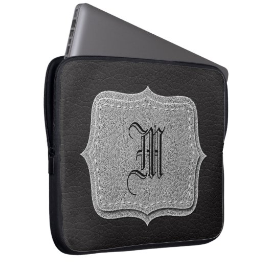 Schwarzes ledernes personalisiertes Monogramm Laptopschutzhülle (Vorne Rechts)