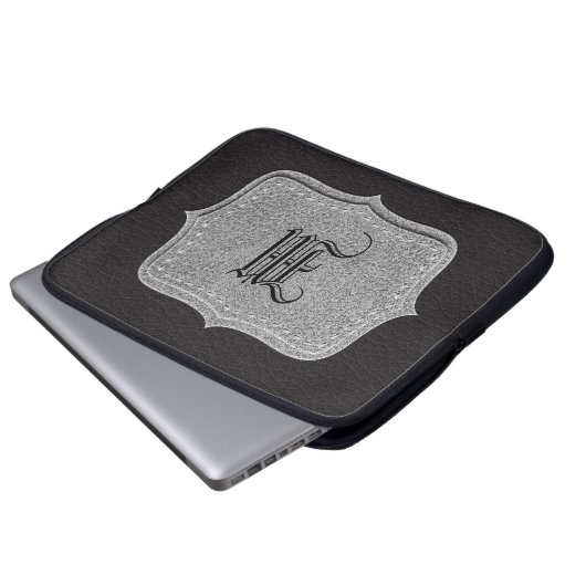 Schwarzes ledernes personalisiertes Monogramm Laptopschutzhülle (Vorne Knopf)