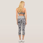 Schwarzes Leopard-Muster auf Grau Capri Leggings (Rückseite)