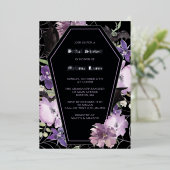 Schwarzes Lila Gotisches Blumencoffin-Brautparty Folieneinladung (Stehend vorne)