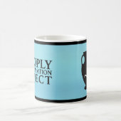 Schwarzes Logo des Spektrums auf einer blauen Kaffeetasse (Mittel)