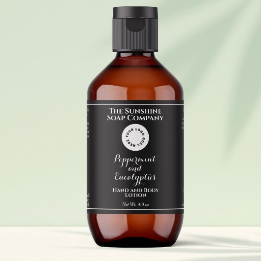 Schwarzes Logo mit lockigem Text auf Kosmetikflasc