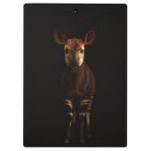 Schwarzes Luxus-Clipboard 4, Okapi im Wald Klemmbrett (Rückseite)