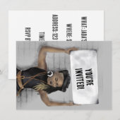 Schwarzes Mädchen mit einem Schild Einladung (Vorne/Hinten)