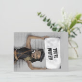 Schwarzes Mädchen mit einem Schild Einladung (Stehend Vorderseite)