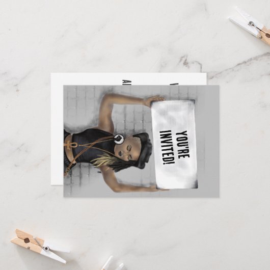 Schwarzes Mädchen mit einem Schild Einladung (Vorderseite/Rückseite Beispiel)