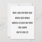 Schwarzes Mädchen mit einem Schild Einladung (Rückseite)