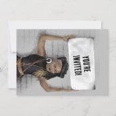 Schwarzes Mädchen mit einem Schild Einladung (Vorderseite)