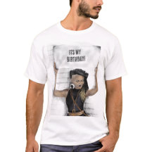 Schwarzes Mädchen mit einem Schild